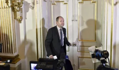 Peter Englund y Kjell Espmark, que habían abandonado de forma temporal la Academia Sueca en abril por el escándalo.