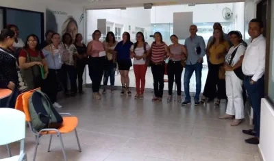 Familiares de niños y adultos frente a las instalaciones de la EPS Coomeva.