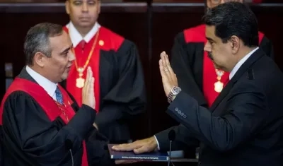 Nicolás Maduro tomando juramento.
