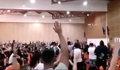 Asamblea estudiantil decidiendo el retorno a clases.