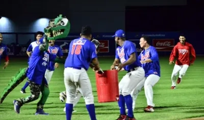 Caimanes celebran tras la victoria. 