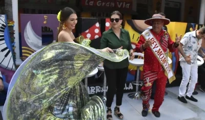 Carolina Segebre, Reina del Carnaval 2019; la presidenta del Carnaval, Carla Celia, y el rey Momo.