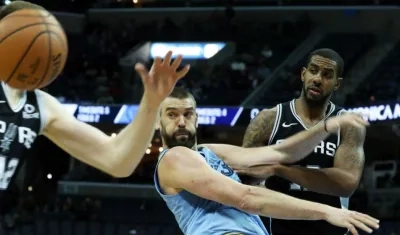 LaMarcus Aldrige pasa la pelota ante la marca de dos Spurs. 