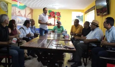 Miembros del Carnaval de la 44 en el diálogo con el precandidato a la Gobernación Pedro Lemus.