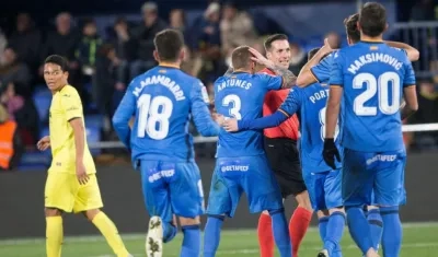 Carlos Bacca mira a los jugadores del Getafe celebrar. 