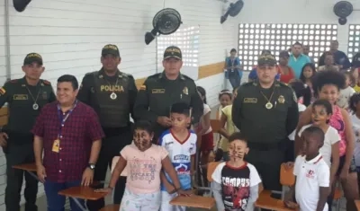 Los policías reconocidos por su labor.