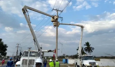 Operarios de Electricaribe trabajaron ininterrumpidamente durante 14 horas.