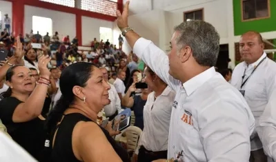 El Presidente Iván Duque saludando a los habitantes de Yopal.