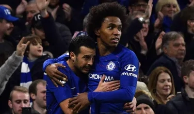 Pedro y Williams se felicitan luego de un tanto. 