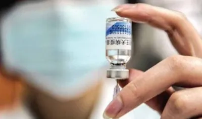 Padres en China buscan respuestas a las vacunas caducadas.