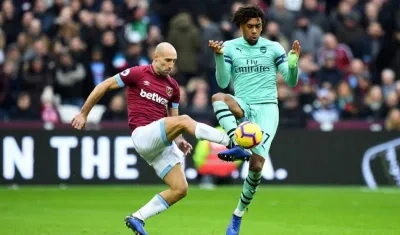 Acción del duelo entre West Ham y Arsenal. 