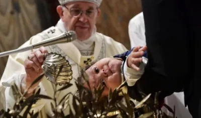 Francisco derramó personalmente el agua sobre la cabeza de doce niños y quince niñas.