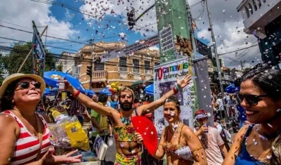 Los "blocos de rua", o comparsas callejeras en Brasil.