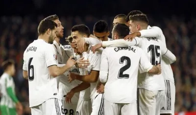 Dani Ceballos celebra con sus compañeros tras el gol. 