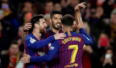 Lionel Messi celebra su gol con Luis Suárez y Coutinho. 
