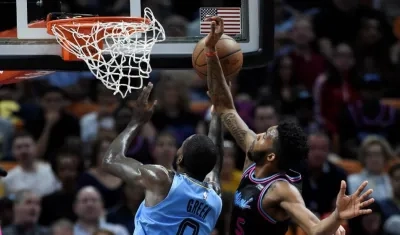 JaMychal Green (izq) de Memphis Grizzlies y Derrick Jones Jr (dcha) de Miami Heat pelean por un rebote.