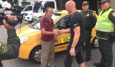 Momento de la devolución del dinero.