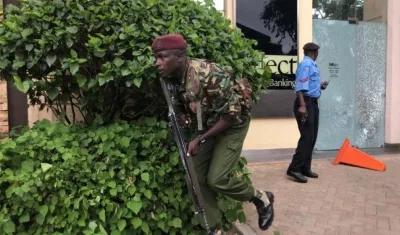 Un soldado permanece en guardia en el lugar donde se produjeron una explosión y un tiroteo en un complejo hotelero del norte de Nairobi, Kenia.