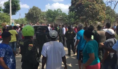 Momentos en que habitantes atacaron un vehículo del CTI de la Fiscalía.