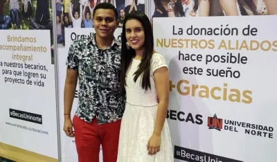 Carlos Iván Ardila, becario de Ingeniería Mecánica, y Valentina Cotrino, becaria de Ingeniería Industrial, apoyados por Expreso Brasilia.