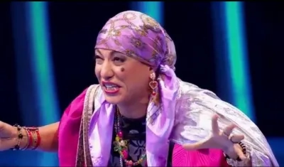 El humorista Gustavo Villanueva personificando a la 'Bruja Dioselina'.