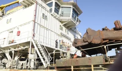 Actualmente la draga De Bougainville realiza el mantenimiento del canal navegable.