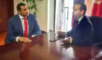 El Concejal Oscar David Galán, entregando la solicitud del aval.