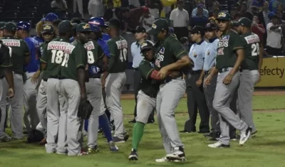 Jugadores de Toros celebrando.