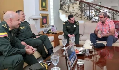 El comandante de la Policía Regional No. 8, Hernán Bustamante; el comandante de la Mebar, Mariano Botero; el director de Seguridad Ciudadana, brigadier William Salamanca y el Alcalde Alejandro Char.