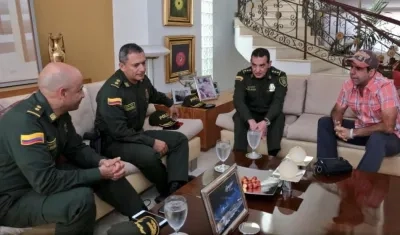 El comandante de la Policía Regional No. 8, Hernán Bustamante; el comandante de la Mebar, Mariano Botero; el director de Seguridad Ciudadana, brigadier William Salamanca y el Alcalde Alejandro Char.