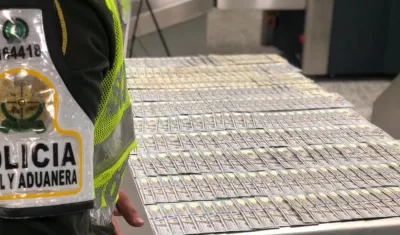 El dinero decomisado al colombiano en el aeropuerto.
