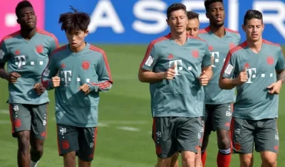 El centrocampista colombiano James Rodríguez (d) calienta durante el último entrenamiento de pretemporada del equipo