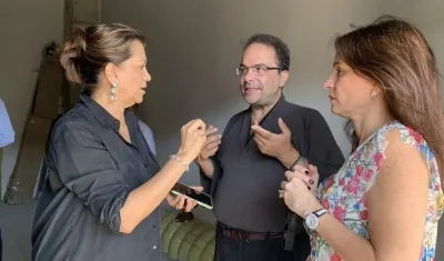 Carla Celia, el museográfo Marcello Dantas y la Primera Dama Katia Nule.