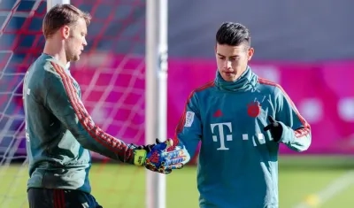 Manuel Neuer se saluda con James Rodríguez. 