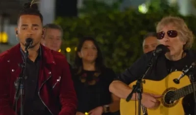 Los cantantes Ozuna y José Feliciano.