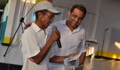 Un habitante de Luruaco en compañía del precandidato Pedro Lemus.