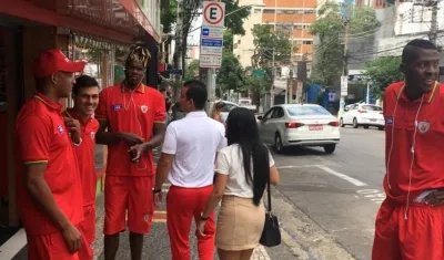 Titanes pasean por las calles de Sao Paulo. 