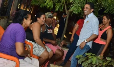 El precandidato a la Gobernación del Atlántico, Pedro Lemus con los habitantes de Suan.