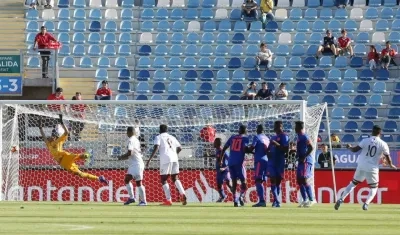 Samuel Sosa anotó de tiro libre para el triunfo de Colombia. 