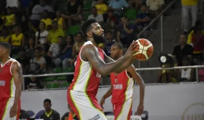 Michael Sneed, basquetbolista de los Titanes. 