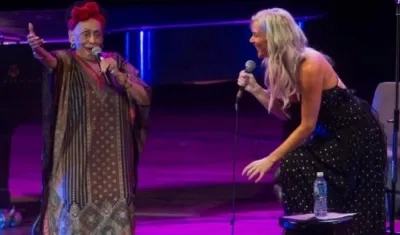 La cantante de soul y R&B Joss Stone y la intérprete cubana Omara Portuondo 