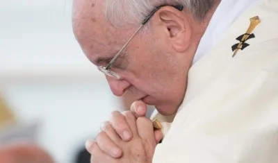 Papa Francisco en oración por Colombia.
