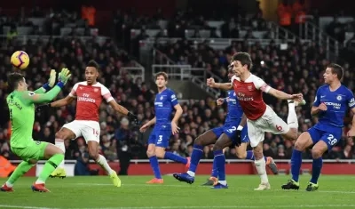  Laurent Koscielny anota de cabeza el segundo tanto del Arsenal. 