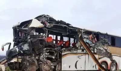 Los buses chocaron de frente.