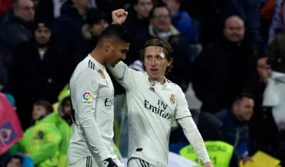 Casemiro y Modric celebran el segundo gol del partido. 