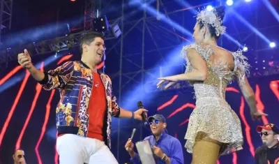 Eddy Herrera en pleno show con la Reina Carolina.