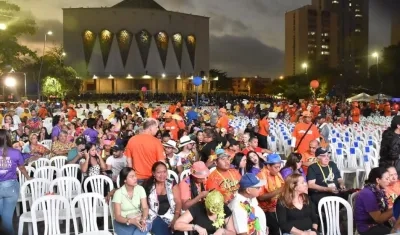 A la Plaza de la Paz están llegando cientos de barranquilleros para gozarse la Lectura del Bando