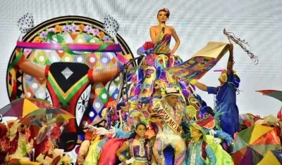 La Reina del Carnaval Carolina Segebre dando lectura a su Bando.