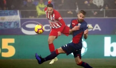 Momento del golazo de Santiago Arias.