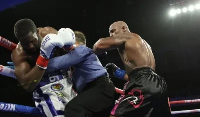 Momento en el que el colombiano Rivas noquea a Bryant Jennings.